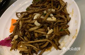 Stir-Fried Fresh Squid Tendons with Tea Tree Mushrooms