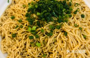 Braised Abalone Sauce Noodles with Scallions