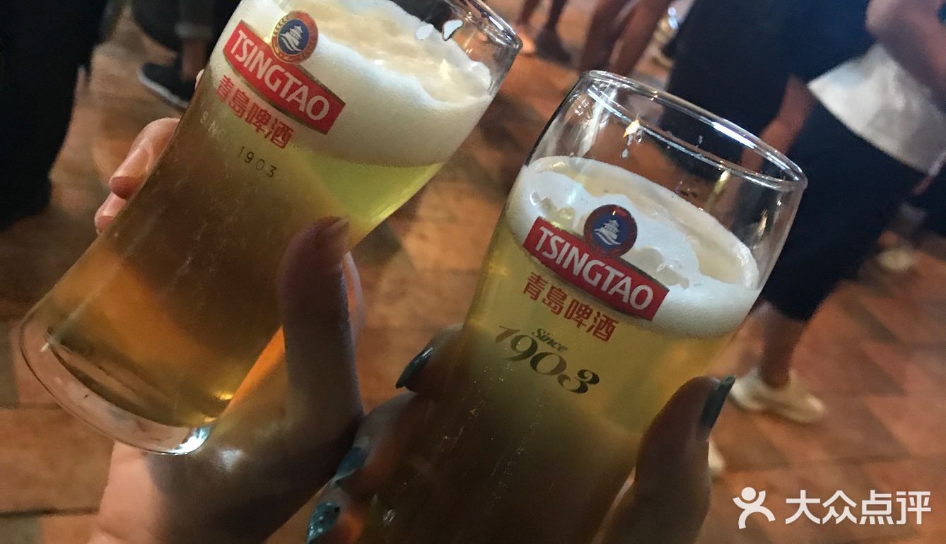 用袋子打包啤酒的豪爽