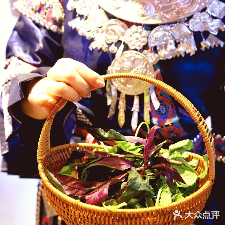 他们家大部分都是贵州空运过来的食材！汤底更不得了