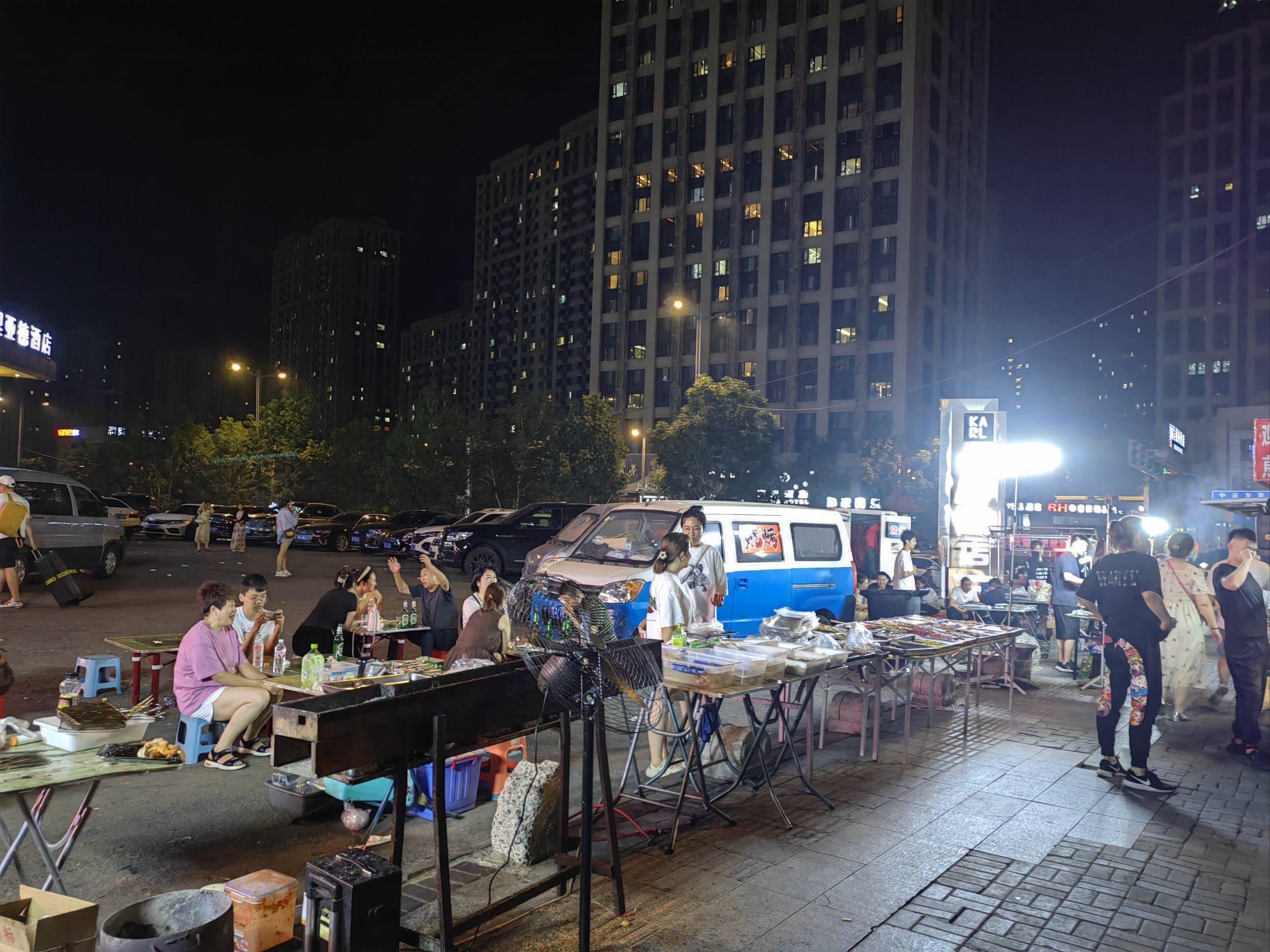 地摊夜市里的烟火艺术
