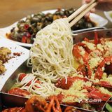 我能吃掉两大碗！店里除了龙虾还有炒菜和烧烤