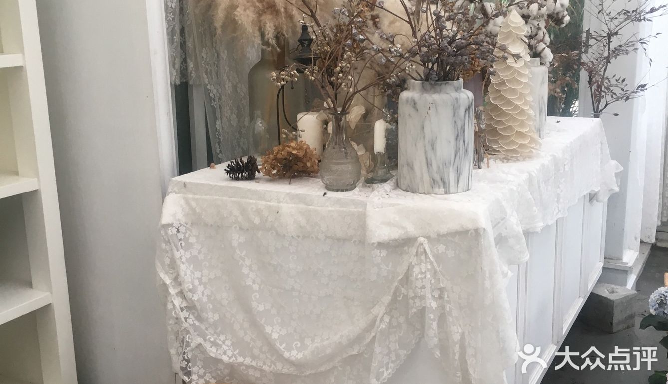 里面桌子上的花都是真花来的，看得出很用心