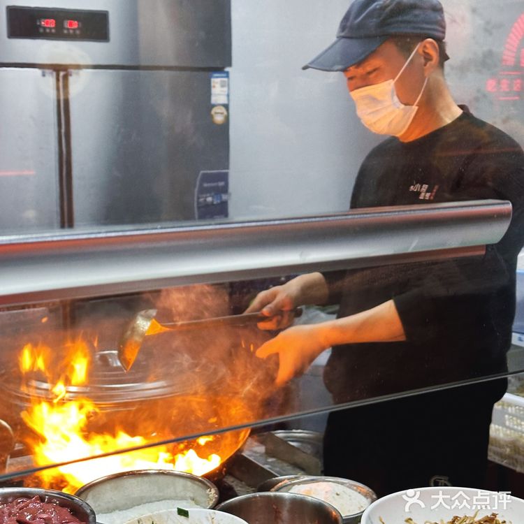 杭州人都熟悉的“小狗面馆”终于开到上海啦，牛肉拌面真香[调皮]