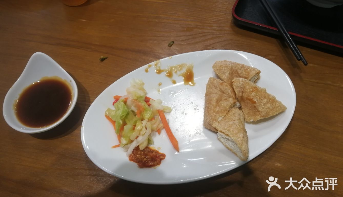 臭豆腐跟平时吃的黑色臭豆腐不一样,要配泡菜和蒜蓉汁