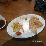 臭豆腐跟平时吃的黑色臭豆腐不一样,要配泡菜和蒜蓉汁