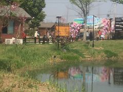 -田园东方蜜桃村的田野营地