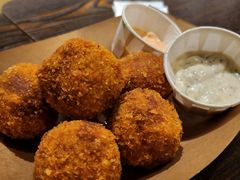 炸手撕猪肉球-瑞食酒馆 La Taverne Suisse