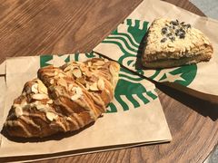 扁桃仁可颂+燕麦红豆松饼-星巴克臻选(南京艾尚天地店)