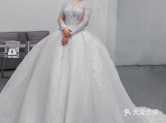 高级蕾丝搭配钉珠长袖设计婚纱