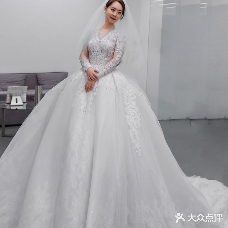  高级蕾丝搭配钉珠长袖设计婚纱 