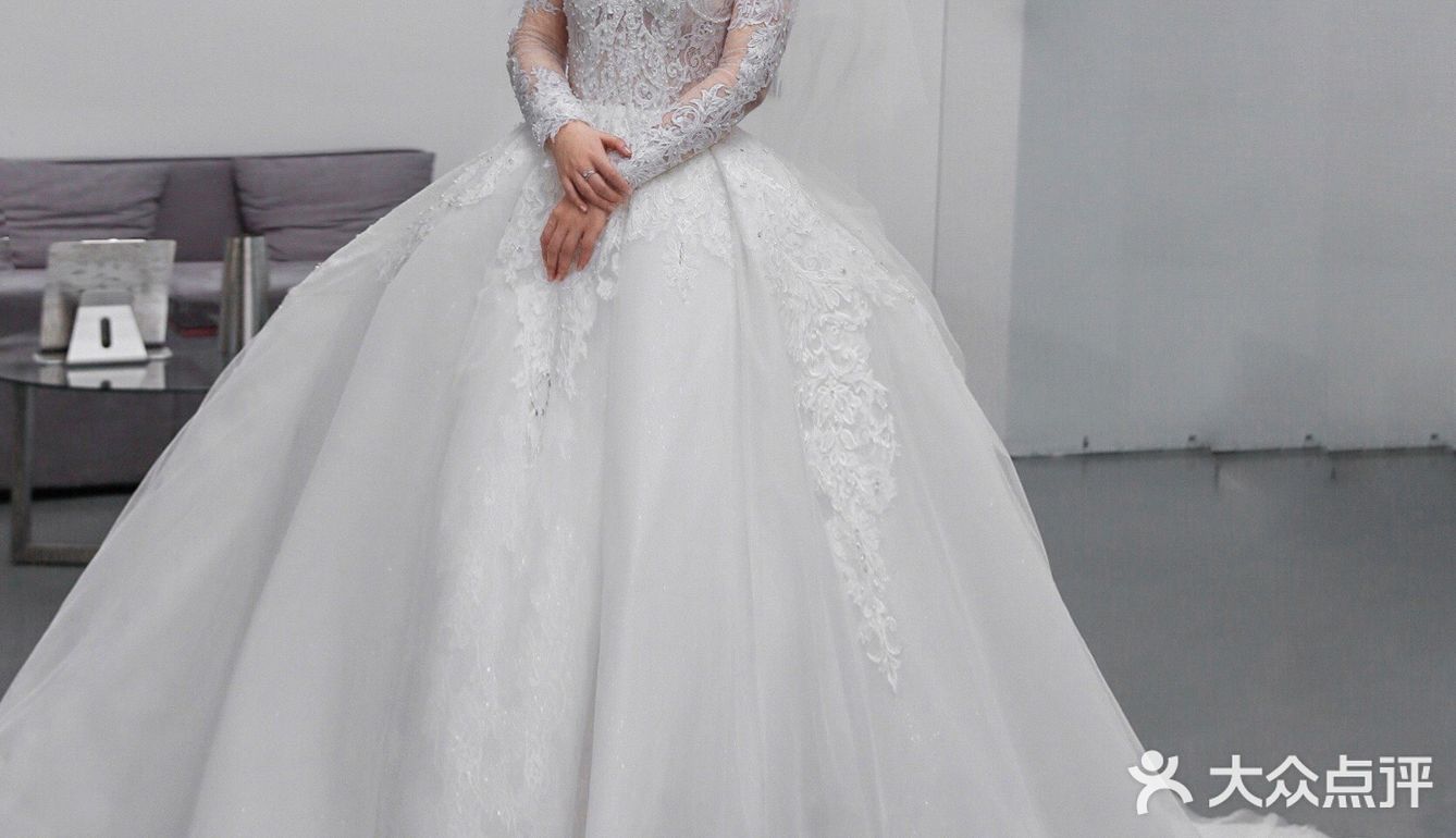  高级蕾丝搭配钉珠长袖设计婚纱 