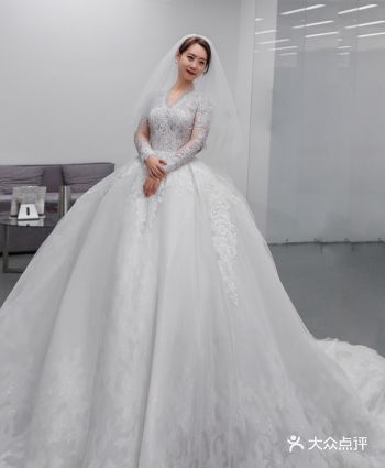 高级蕾丝搭配钉珠长袖设计婚纱