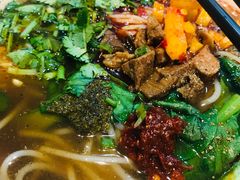 -爆炸头阿姨小四川正宗川味小吃(无任何分店)