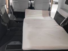 -小鹏汽车(上海静安大融城店)