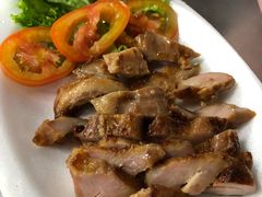 烧猪颈肉-红大哥水门鸡饭(總店)