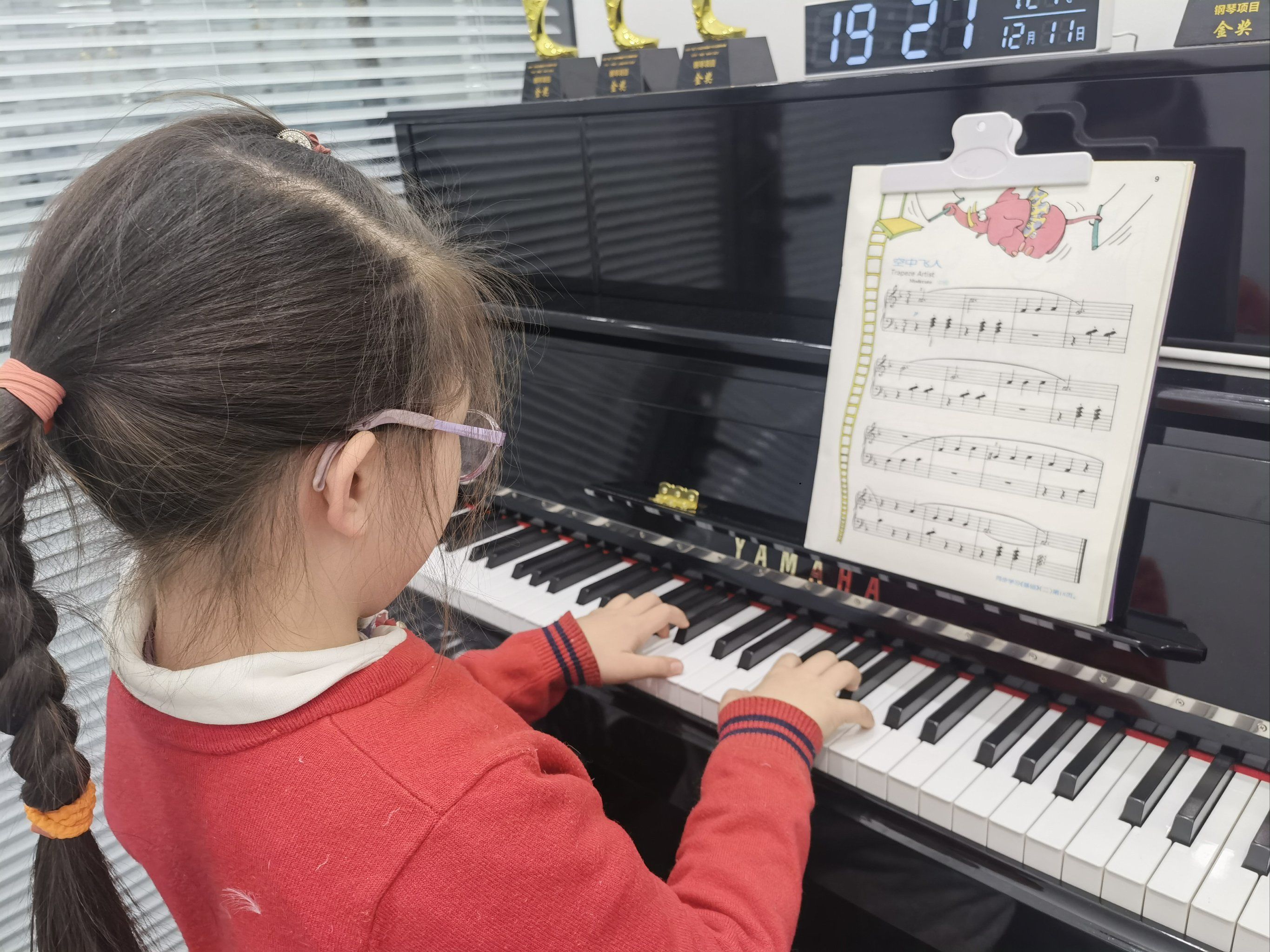 钢琴老师的教学方法非常独特,让我在轻松愉快的