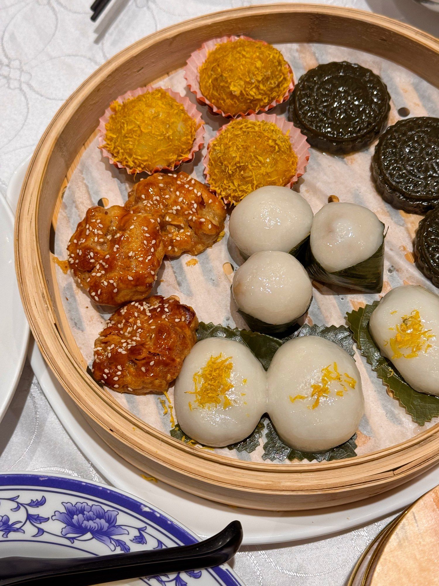 事隔多年
再来吃香山家宴
点心拼盘获得长辈们一致好评
我觉得