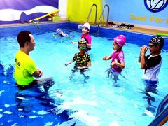 -蓝鲸国际少儿游泳训练中心(爱建店)