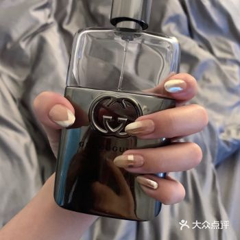 继上次的蝴蝶美甲拖了好久没来做了 指甲长出来了很多