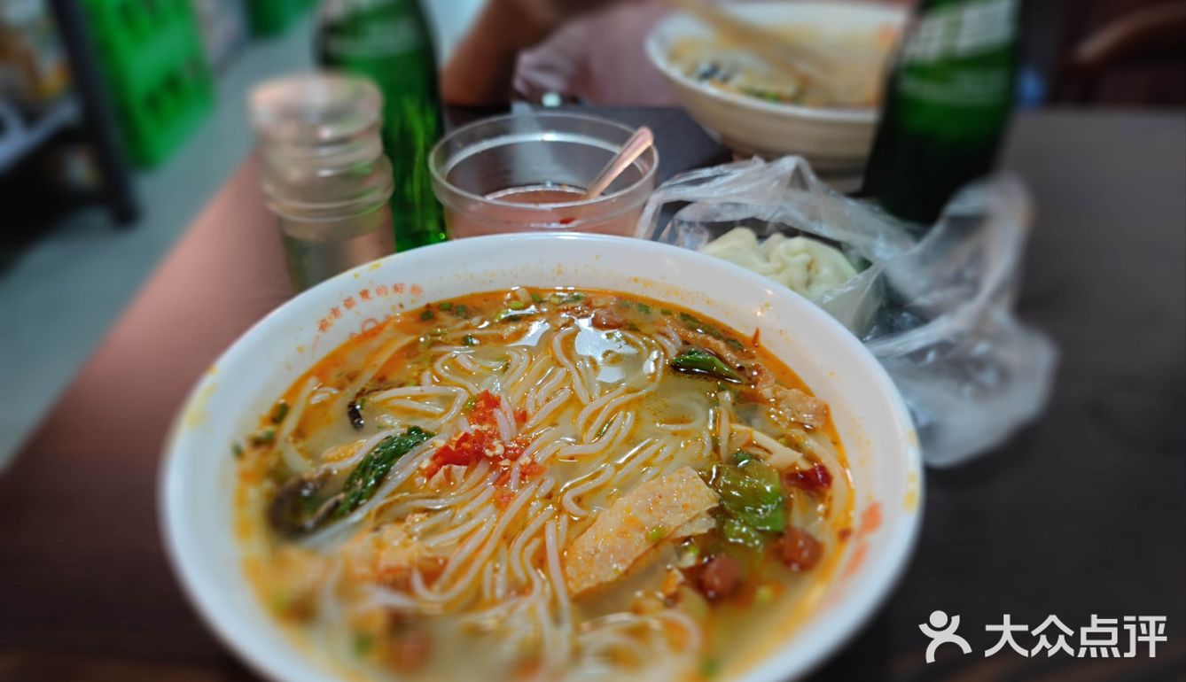 带上汴梁大汤包去吃螺蛳粉