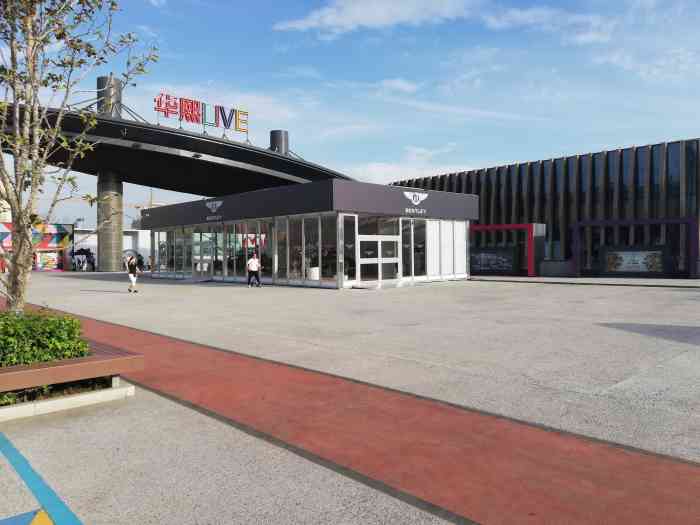 地上地下都有,大家来这无非就是来华熙live或者蓝色港湾的,没有乱停车