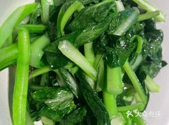首先，从色泽上来看，这道菜呈现出了令人垂涎的金黄色或