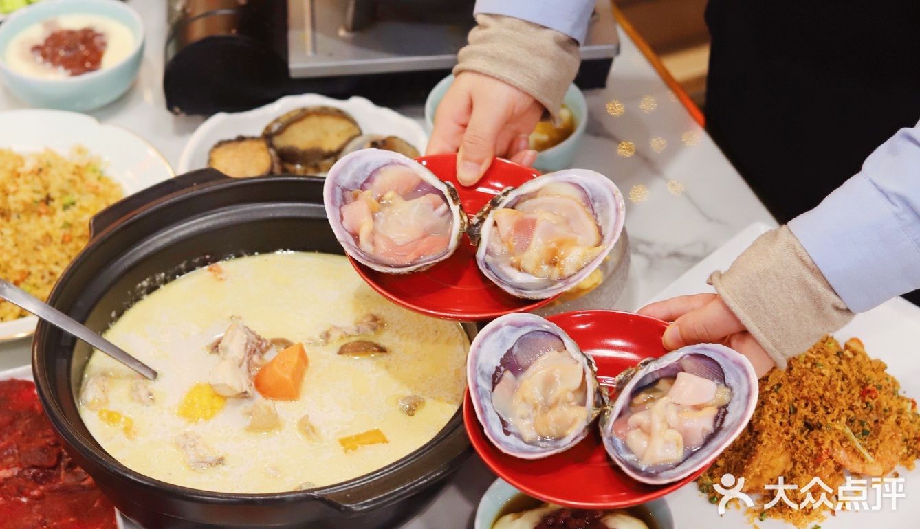 鲜奶麻糬泡在糖水中，香糯嫩滑，还可以拉出超长拉丝