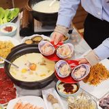 鲜奶麻糬泡在糖水中，香糯嫩滑，还可以拉出超长拉丝