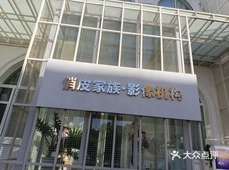 翻着宝宝童年的照片，从什么都不懂，到现在长大成人