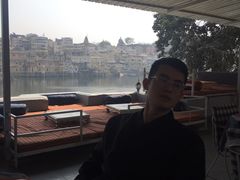 -Lake Shore Hotel & Restaurant