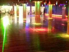 -奔马滚轴溜冰场