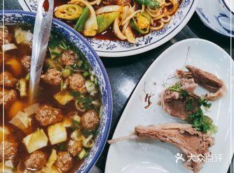 昨晚第一次来这家排名第一的羊肉馆，点了半斤白条羊肉