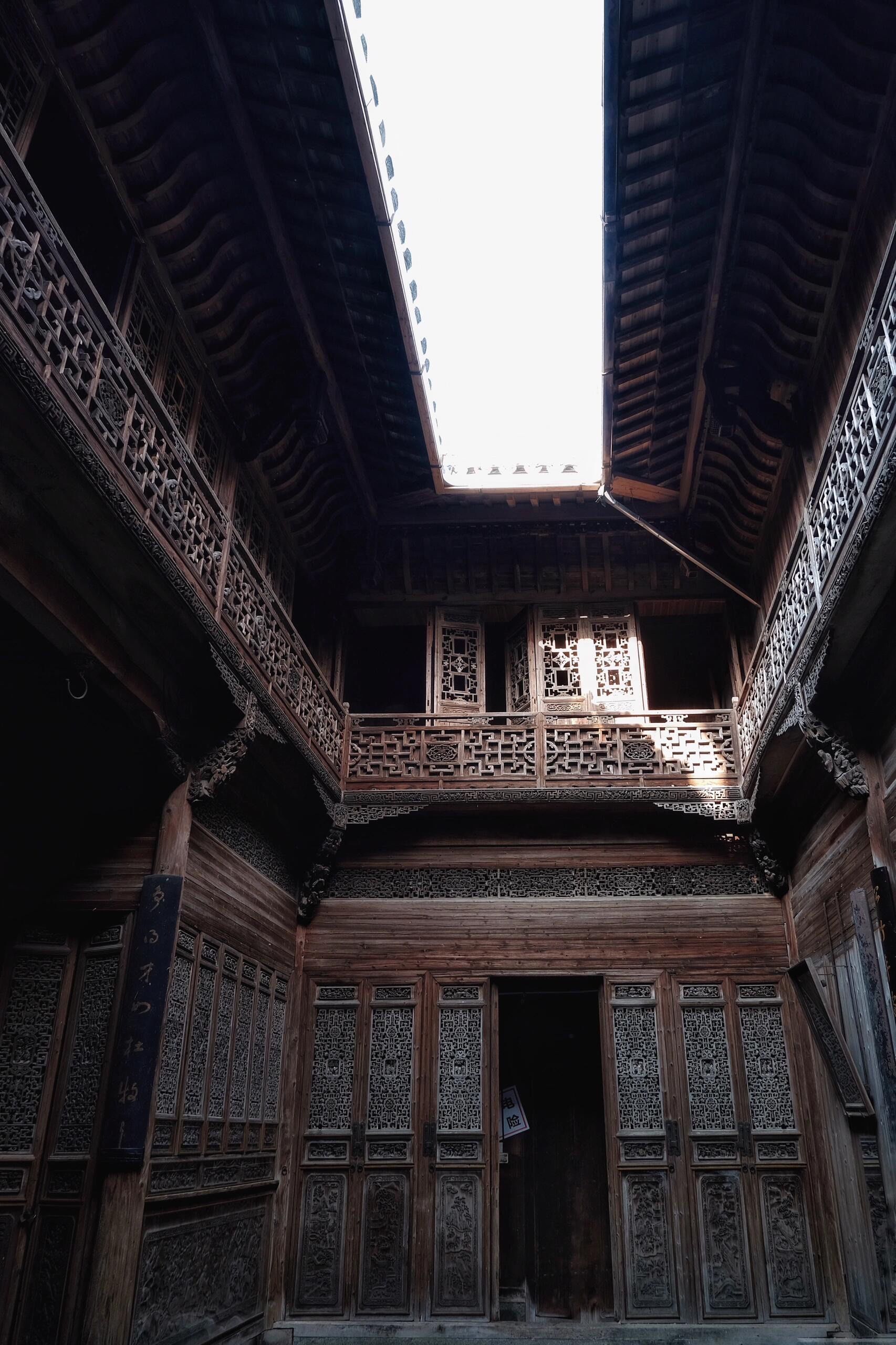 很能理解以前的人为什么害怕跪祠堂