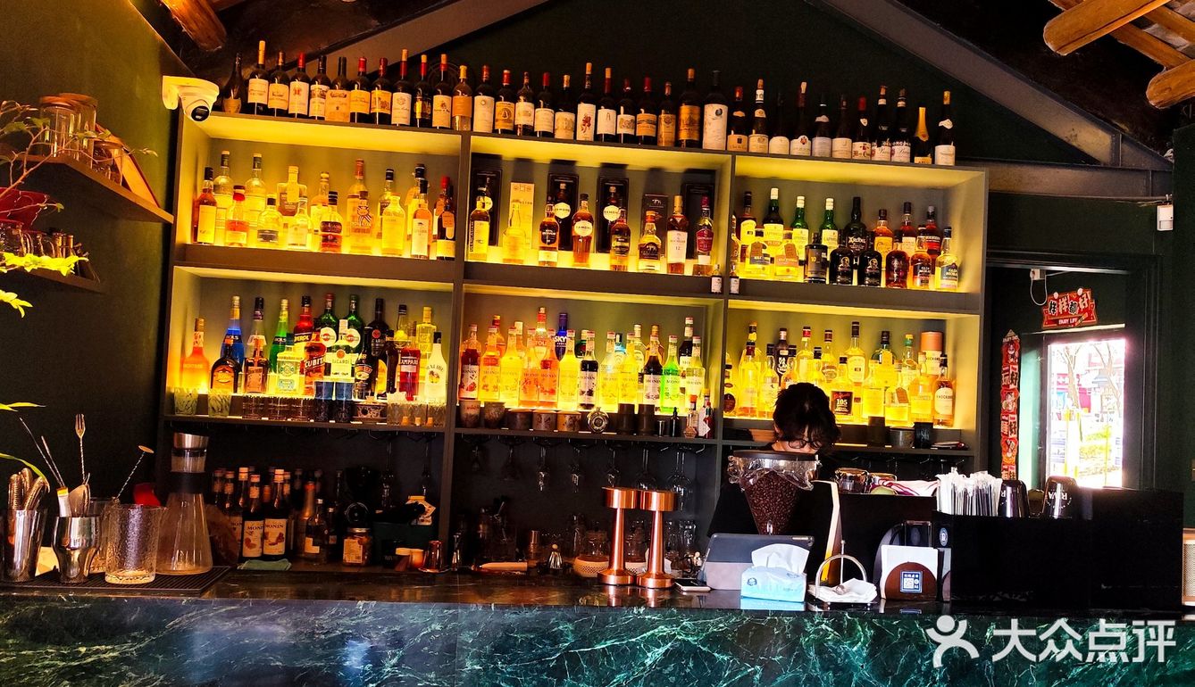 一家以酒🍺咖啡☕️为主的复古店