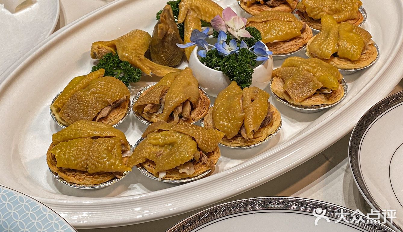 广州！在广州！！吃到了很酥香的盐焗鸡蛋挞