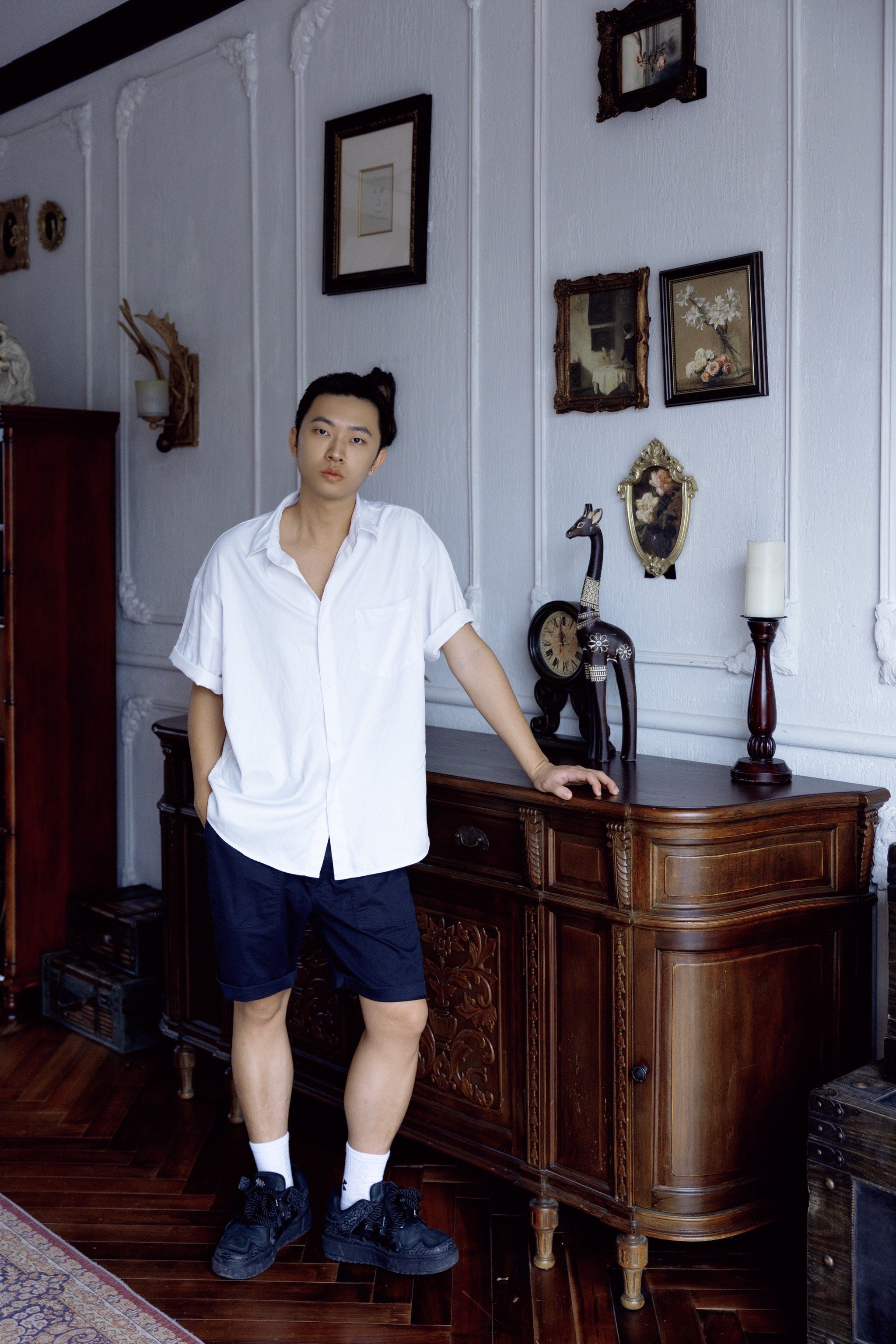 在深圳一个像博物馆的地方拍照