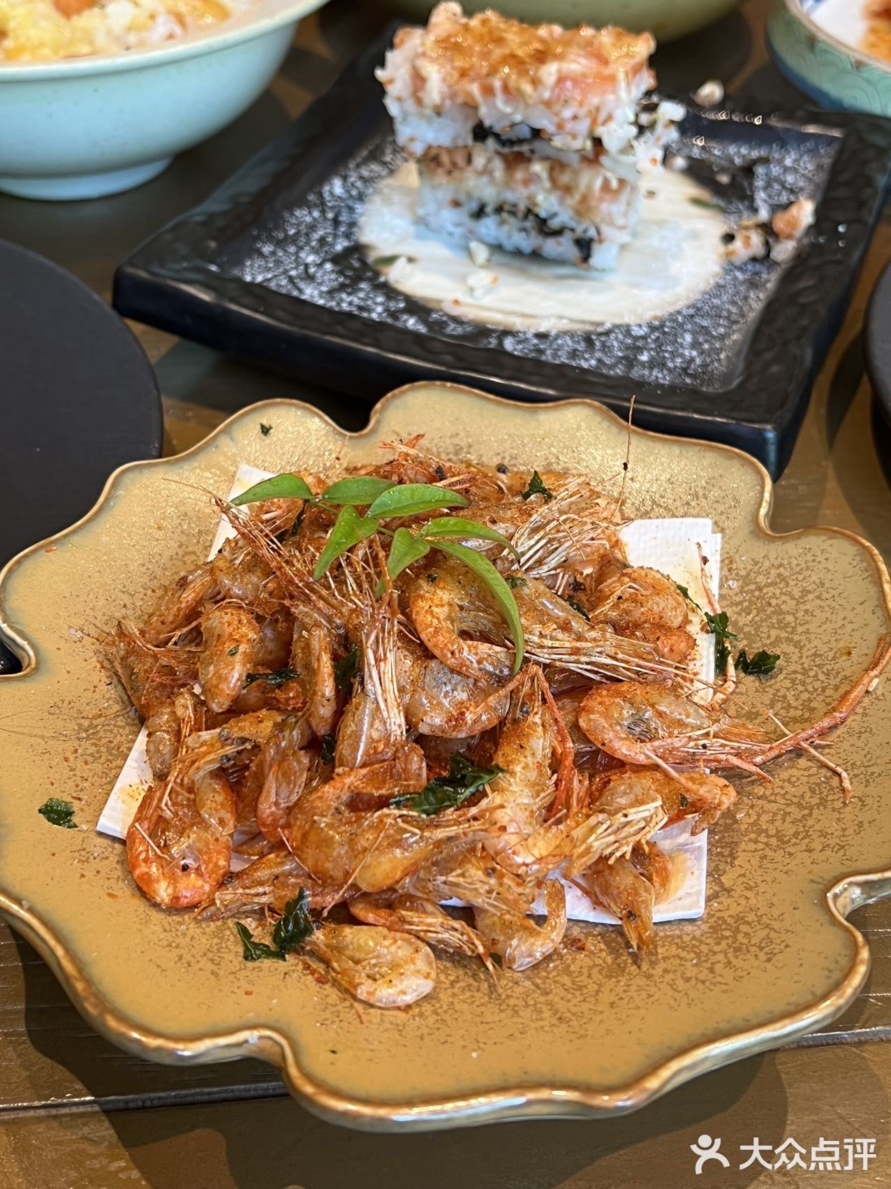 它家是榻榻米，有包厢！私密性蛮好！都给我去这家炫饭