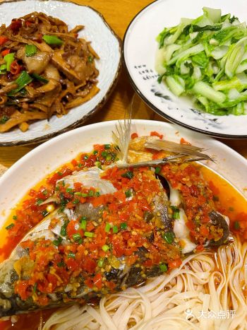 西湖文化广场附近湘菜馆，性价比超高，来吃饭的人聚餐的