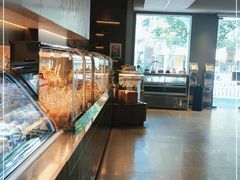 面包甜点陈列柜-烫面包·面包烘焙(绿地缤纷城店)