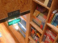 -新华里咖啡书吧(新华书店小寨店)