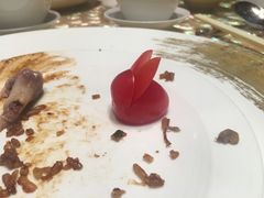 装饰的圣女果小兔子-8餐厅(新葡京酒店)