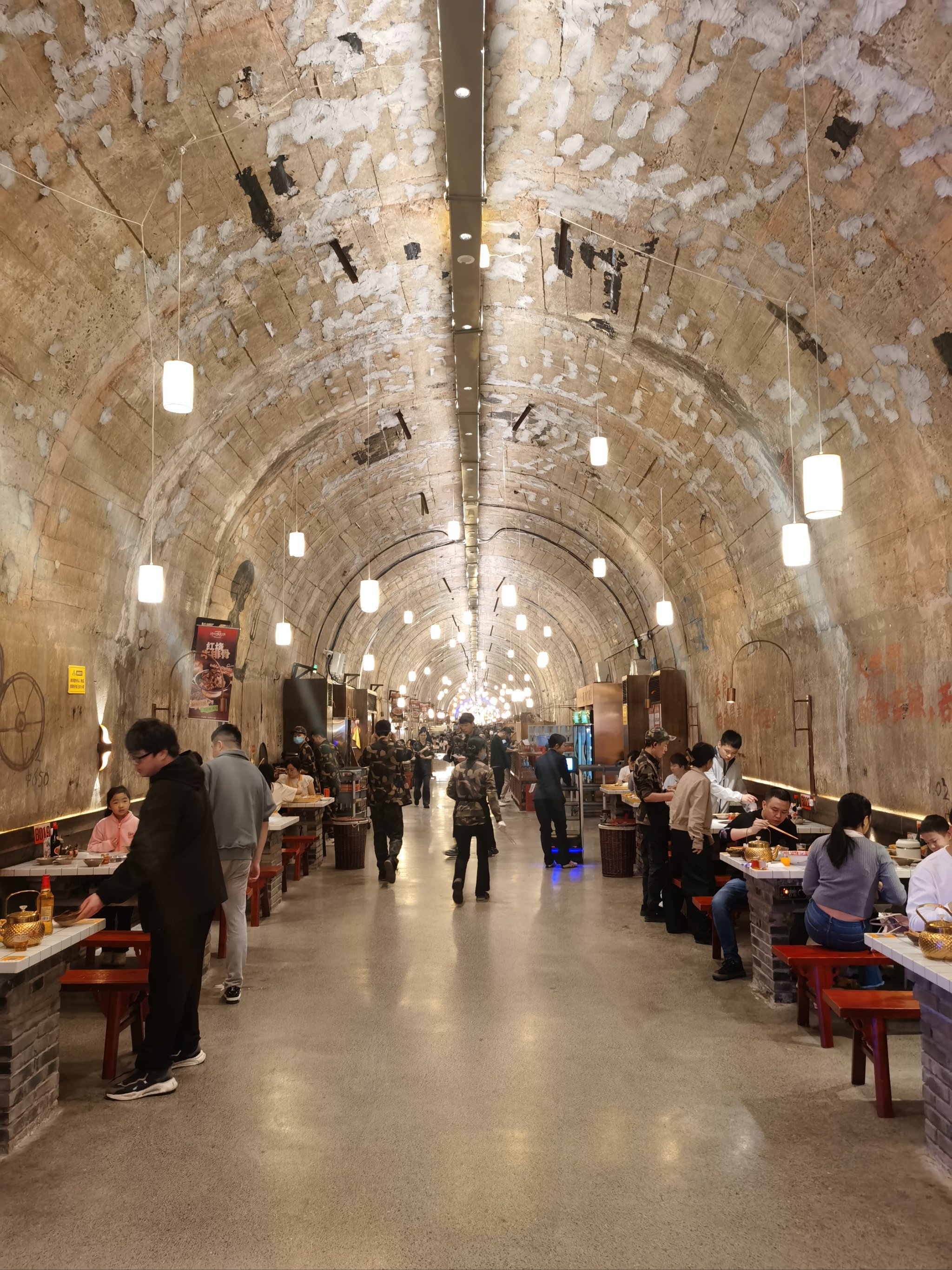 防空洞饭店图片