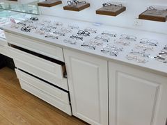 -翰佐蔡司小乐圆·依视路星趣控·暴龙眼镜折扣店