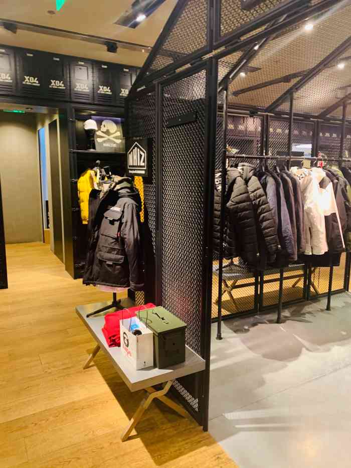 izzue(华润万象汇店)-"一屋子不长眼的,一个出气的都没有,躲在哪.