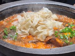 招牌石锅碟鱼头-九號院子海鲜烧烤