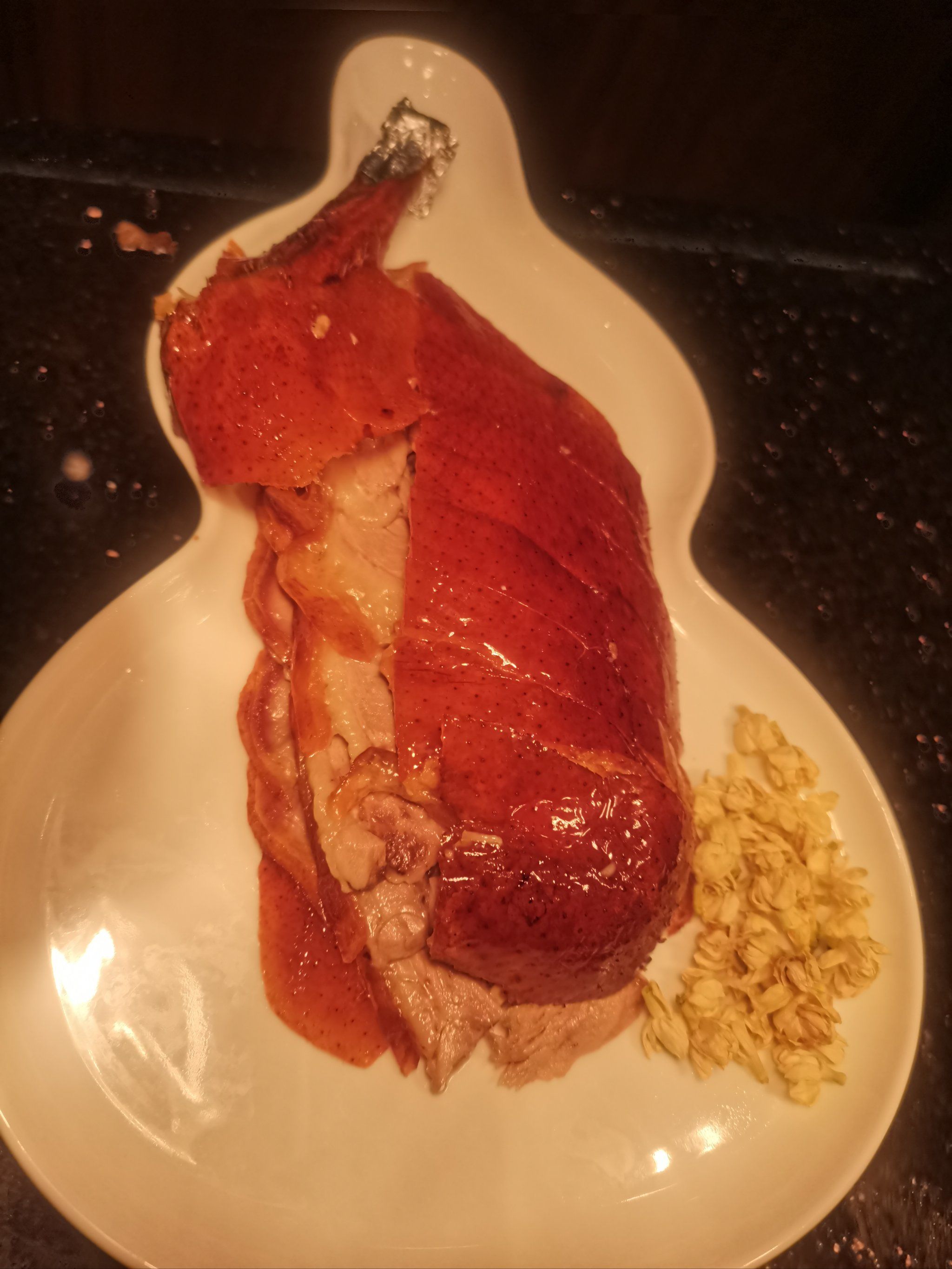 n 
🦆先说这北京烤鸭,刚端上桌,枣红色的外皮油亮酥脆,在灯孤下