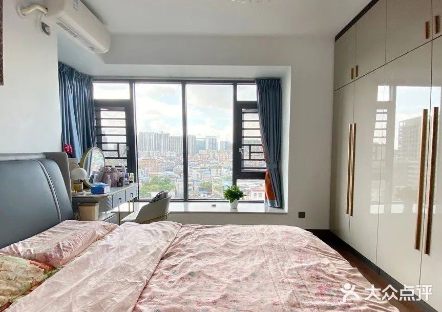 卧房采用睡眠区与储物区分离的设计，线条简洁光滑的门板
