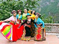 老板娘挺棒的，拿出了自己的民族服饰给我们穿。-甘堡藏寨