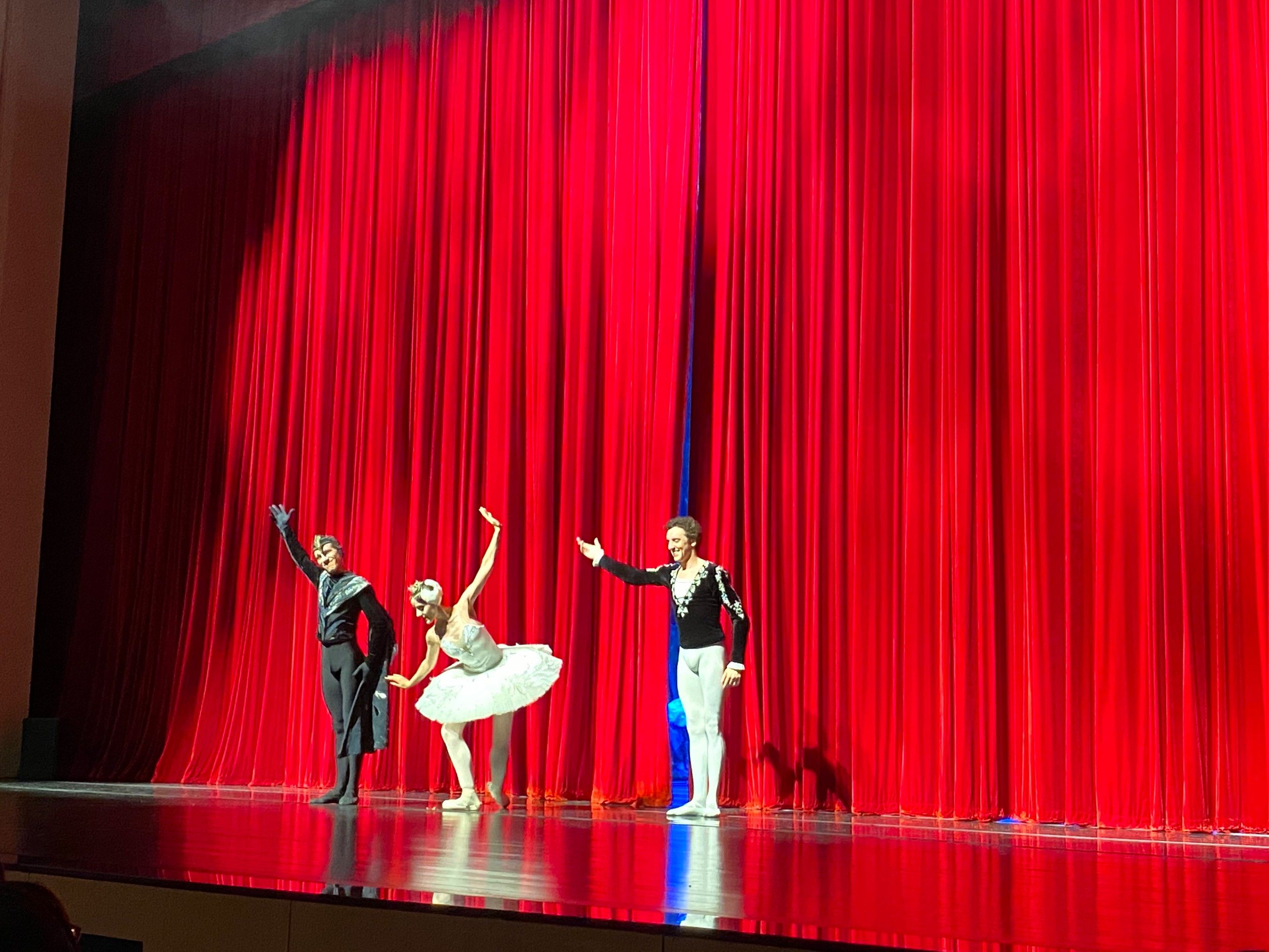 动听的旋律与优美的舞蹈配合无间,演员们仿佛用足尖在钢琴上舞蹈.